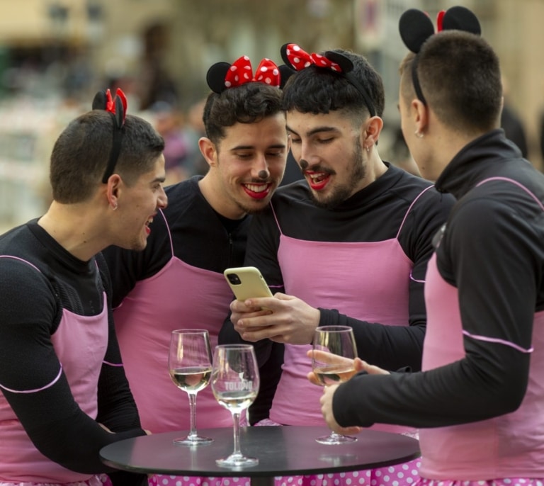 Multas de hasta 750 euros: Sevilla sancionará determinadas indumentarias en las despedidas de soltero