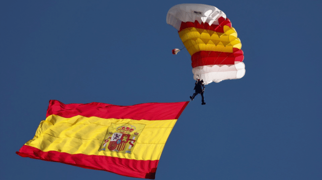 Día de la Hispanidad ¿por qué se celebra el 12 de octubre Un miembro de la patrulla paracaidista del Ejército del Aire durante el desfile militar del Día de la Hispanidad, sabiendo por qué se celebra el 12 de octubre