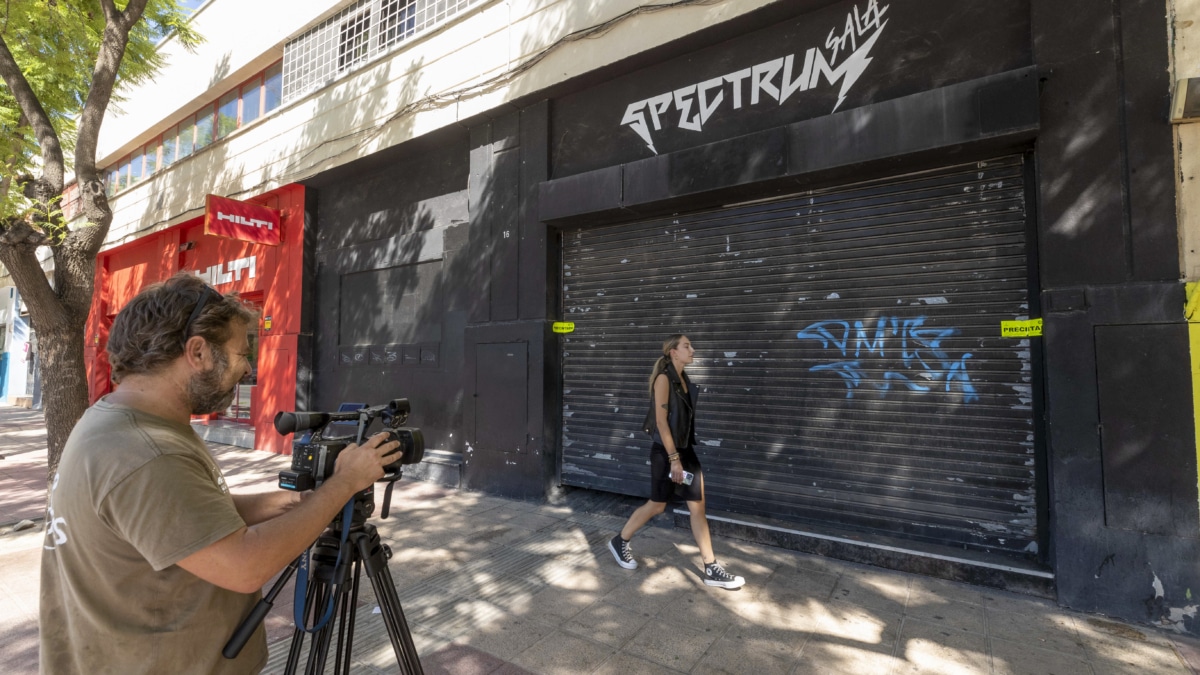 Fachada de la sala Spectrum de Murcia precintada por el Ayuntamiento de Murcia. El Ayuntamiento de Murcia