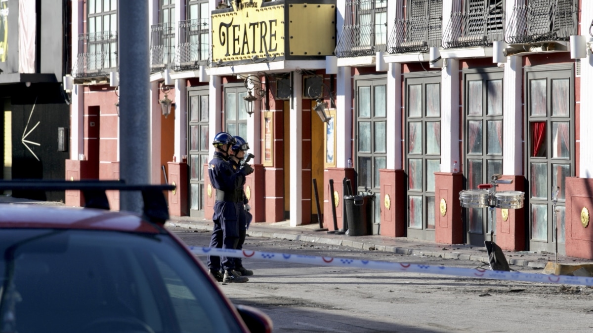 Agentes de la Policía Judicial realizan labores de investigación en las discotecas Teatre y Fonda Milagros de Murcia este martes, tras el incendio declarado la madrugada del pasado domingo y que costó la vida de trece personas.