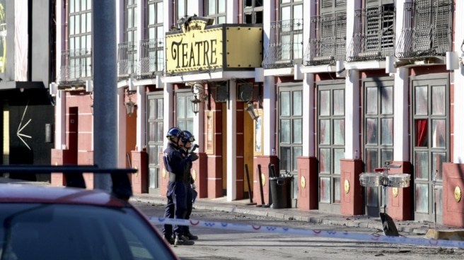 Agentes de la Policía Judicial realizan labores de investigación en las discotecas Teatre y Fonda Milagros de Murcia este martes, tras el incendio declarado la madrugada del pasado domingo y que costó la vida de trece personas.