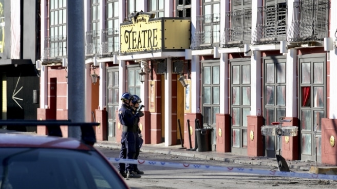 El Ayuntamiento de Murcia aparta a los funcionarios que intervinieron en el expediente de Teatre en 2022 Agentes de la Policía Judicial realizan labores de investigación en las discotecas Teatre y Fonda Milagros de Murcia este martes, tras el incendio declarado la madrugada del pasado domingo y que costó la vida de trece personas.