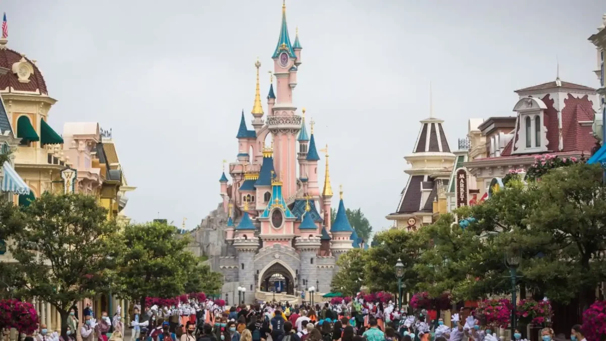 Un tren que llevaba eurodiputados a Estrasburgo acaba por error en Disneyland París