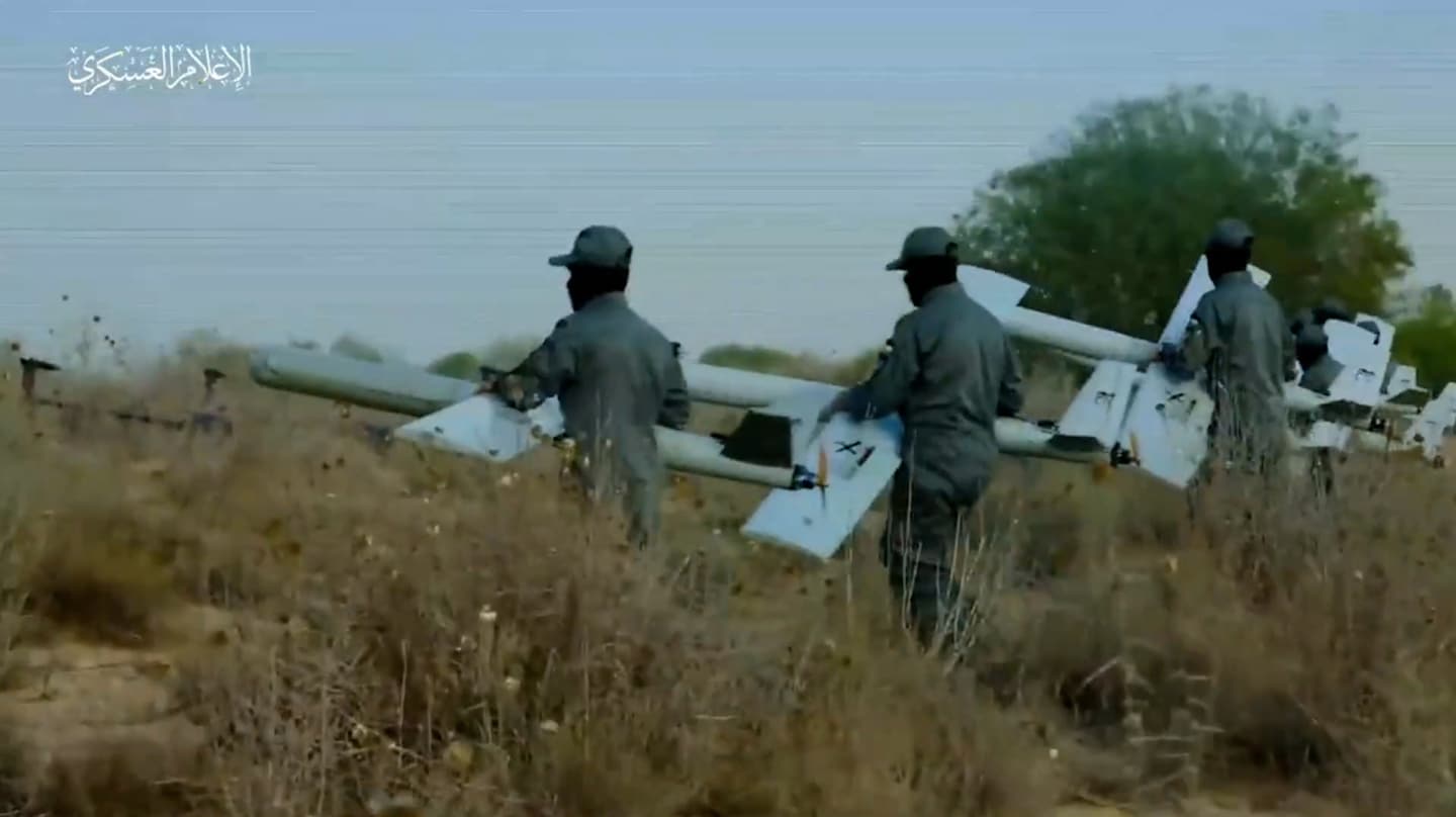 Milicianos de las Brigadas de Ezzedine al Qassam transportan drones de ataque.
