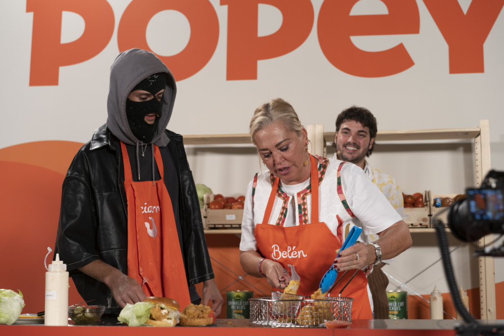 Ceciarmy y Belén Esteban compitieron para ver quién cocinaba el mejor pollo en un evento de Popeyes que presentó Pablo Meixe
