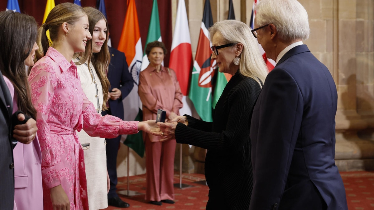 Meryl Streep recibe, de manos de la princesa Leonor, su insignia de los premios Princesa de Asturias