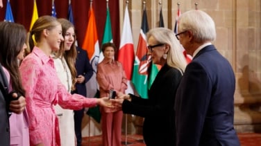 Leonor vuelve a su color fetiche para tener un "momento fan" con Meryl Streep