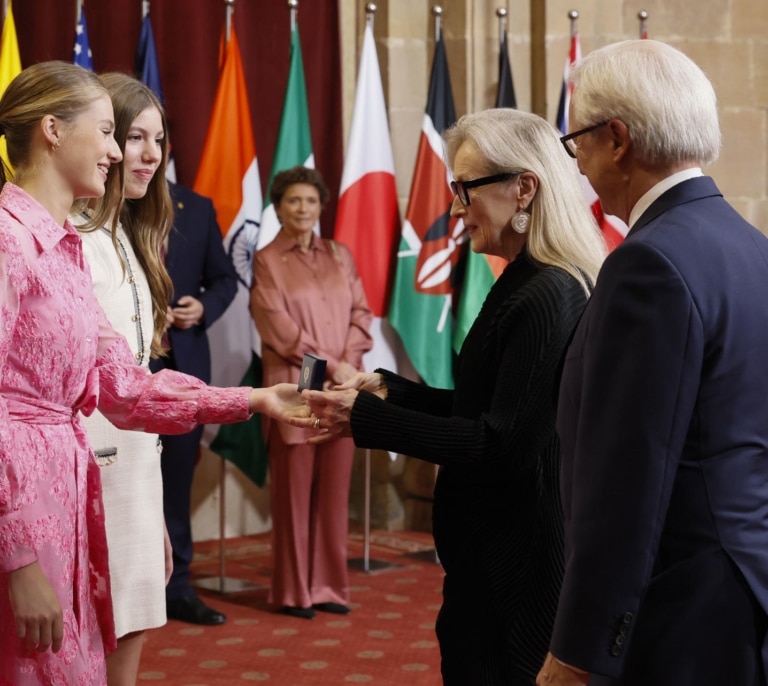 Leonor vuelve a su color fetiche para tener un "momento fan" con Meryl Streep