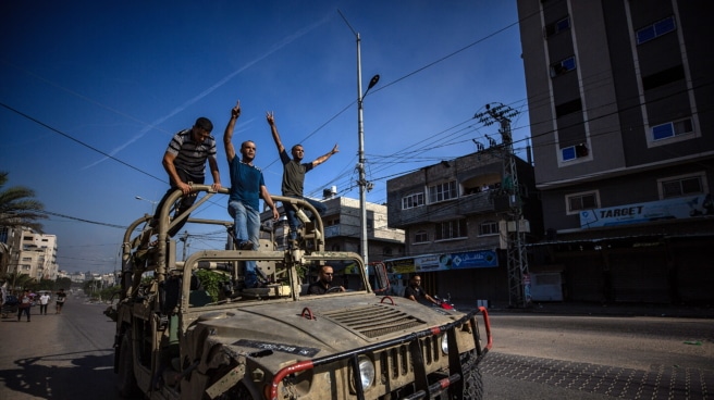 Israel anuncia la muerte de dos altos cargos de Hamás y asegura haber recuperado el control completo de la frontera con Gaza Los palestinos viajan en un jeep militar israelí por las calles del norte de la Franja de Gaza durante el asalto a los asentamientos israelíes