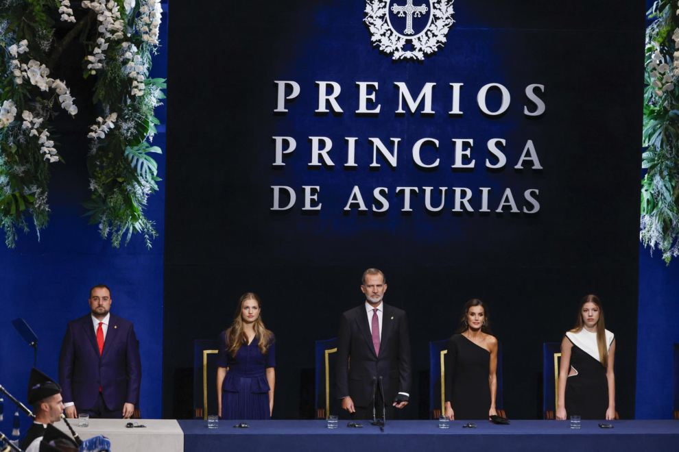 De izquierda a derecha, el presidente de Asturias, Adrián Barbón; la princesa de Asturias; el rey Felipe; la reina Letizia; y la infanta Sofía en la tribuna presidencial de la entrega de premios