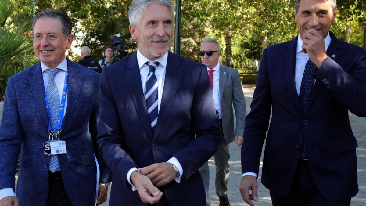 El ministro de Interior, Fernando-Grande Marlaska, junto al delegado del Gobierno de Andalucía, Pedro Fernández, momentos antes de presidir la reunión de coordinación del dispositivo de seguridad para la Cumbre Europea que se celebrara este miércoles en Granada.