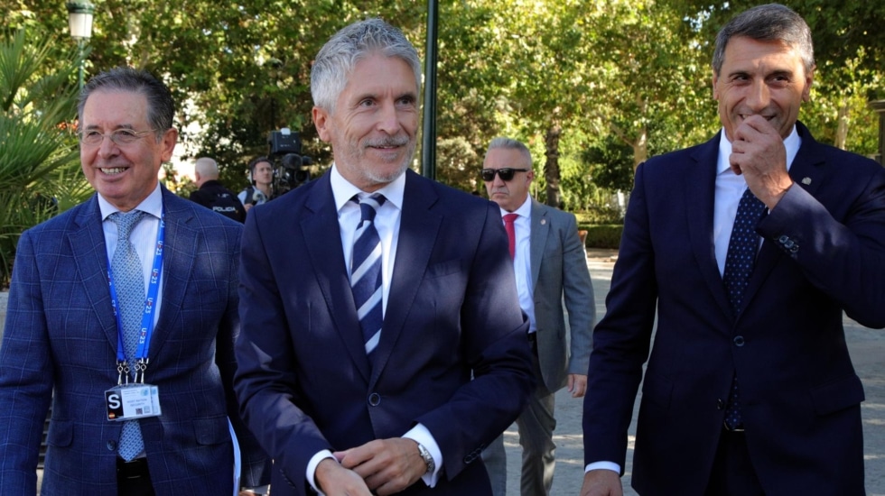 El ministro de Interior, Fernando-Grande Marlaska, junto al delegado del Gobierno de Andalucía, Pedro Fernández, momentos antes de presidir la reunión de coordinación del dispositivo de seguridad para la Cumbre Europea que se celebrara este miércoles en Granada.