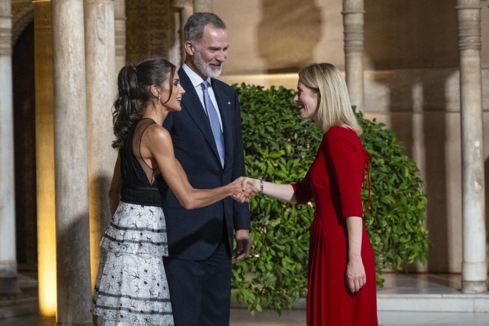 El rey Felipe VI y la reina Letizia saludan a la primera ministra estonia, Kaja Kallas, en su visita al Patio de los Leones de la Alhambra