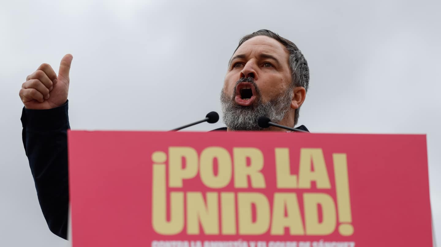El presidente de Vox, Santiago Abascal, interviene en la protesta de DENAES contra la amnistía celebrada este domingo en la Plaza de Colón, en Madrid