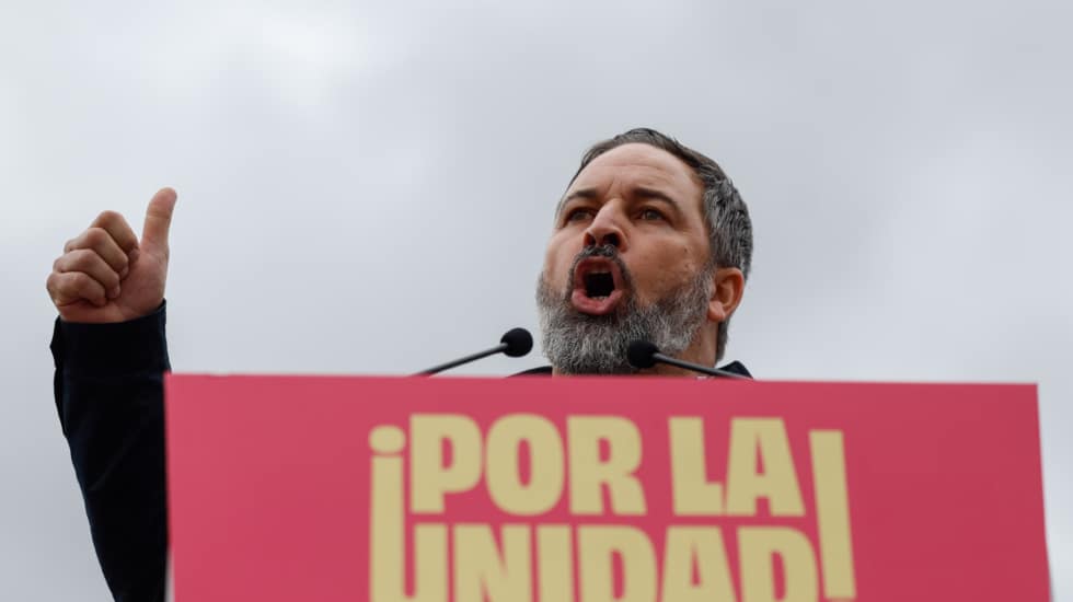 El presidente de Vox, Santiago Abascal, interviene en la protesta de DENAES contra la amnistía celebrada este domingo en la Plaza de Colón, en Madrid