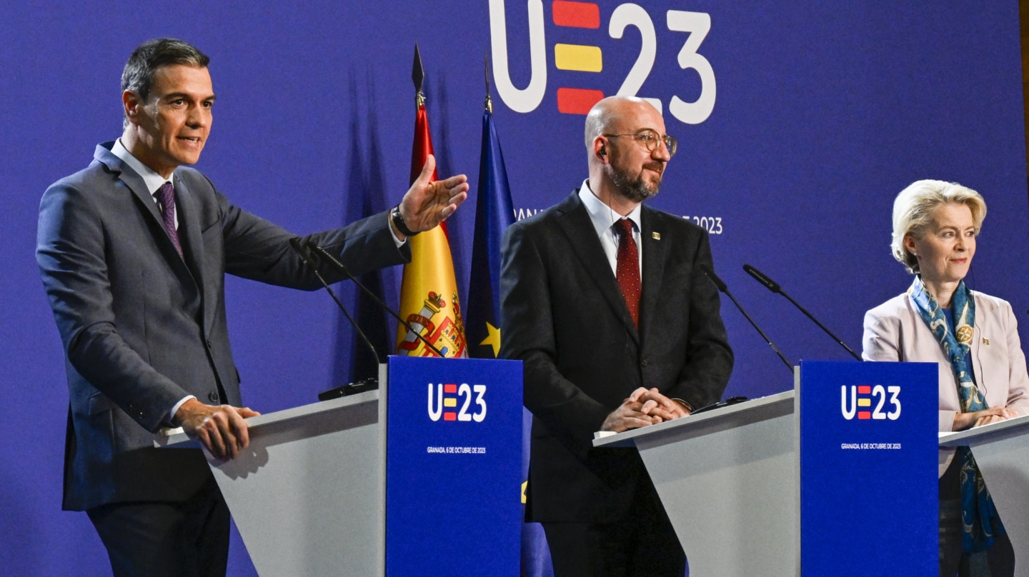 GRANADA, 06/10/2023.- El presidente del Gobierno en funciones, Pedro Sánchez; el presidente del Consejo Europeo, Charles Michel (c), y la presidenta de la Comisión Europea, Ursula von der Leyen durante la rueda de prensa ofrecida tras la cumbre informal de la Unión Europea celebrada este viernes en Granada. EFE/Miguel Angel Molina