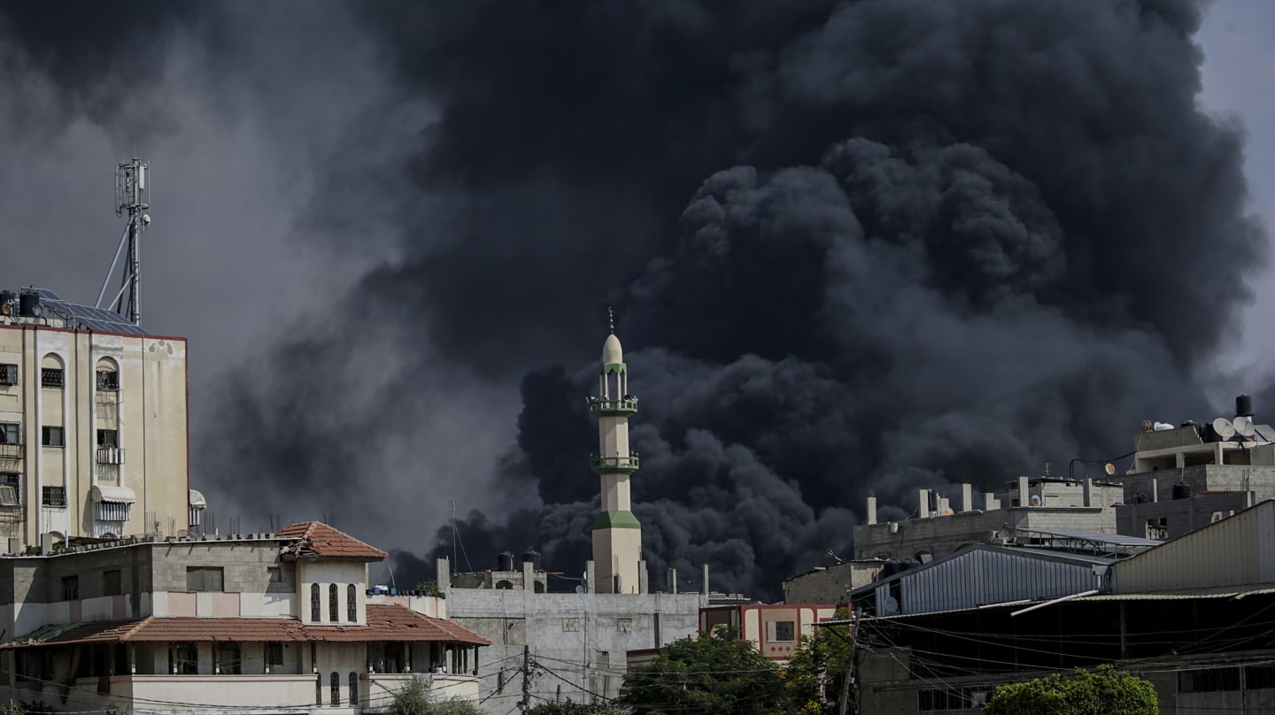 El humo cubre el barrio de Al-Tufah en Gaza.