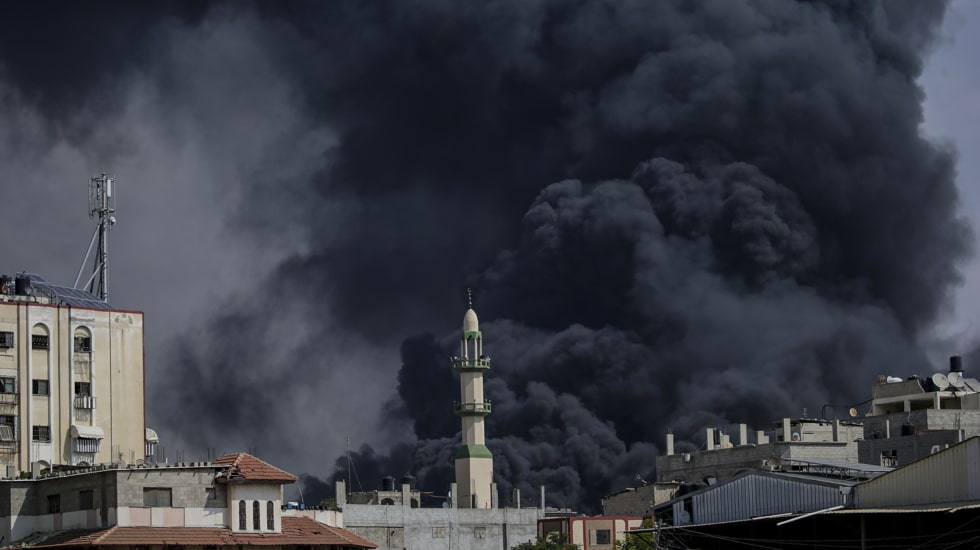 El humo cubre el barrio de Al-Tufah en Gaza.