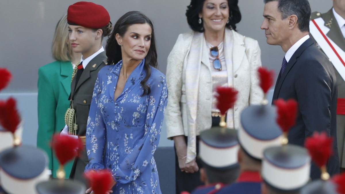 La princesa de Asturias, Leonor (i-d), la reina Letizia, y el presidente del Gobierno, Pedro Sánchez, a su llegada al desfile del Día de la Fiesta Nacional en Madrid
