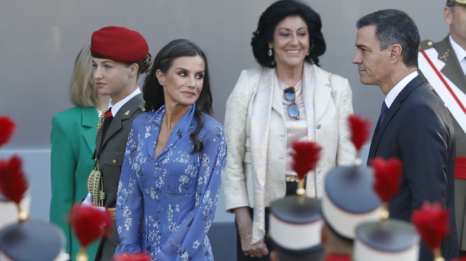 La princesa de Asturias, Leonor (i-d), la reina Letizia, y el presidente del Gobierno, Pedro Sánchez, a su llegada este jueves al desfile del Día de la Fiesta Nacional en Madrid La princesa de Asturias, Leonor (i-d), la reina Letizia, y el presidente del Gobierno, Pedro Sánchez, a su llegada al desfile del Día de la Fiesta Nacional en Madrid