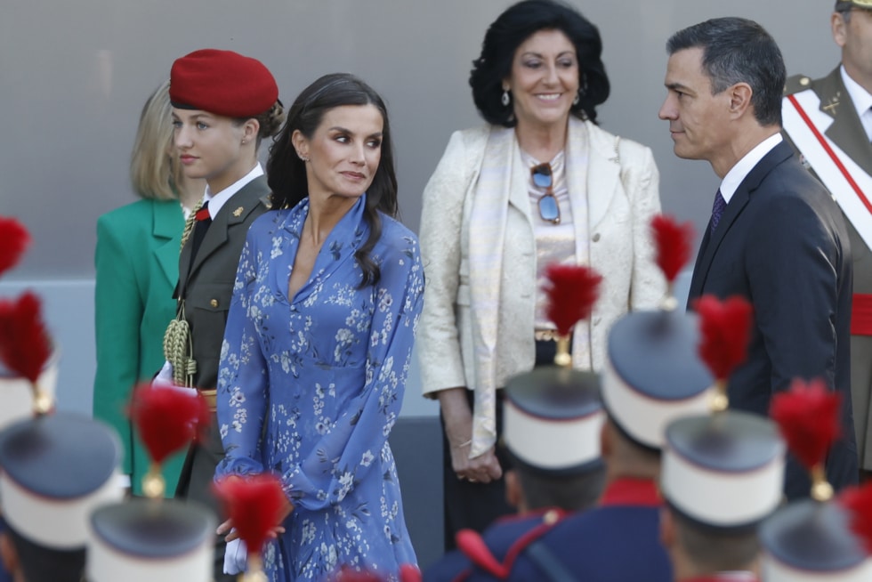 La princesa de Asturias, Leonor (i-d), la reina Letizia, y el presidente del Gobierno, Pedro Sánchez, a su llegada al desfile del Día de la Fiesta Nacional en Madrid