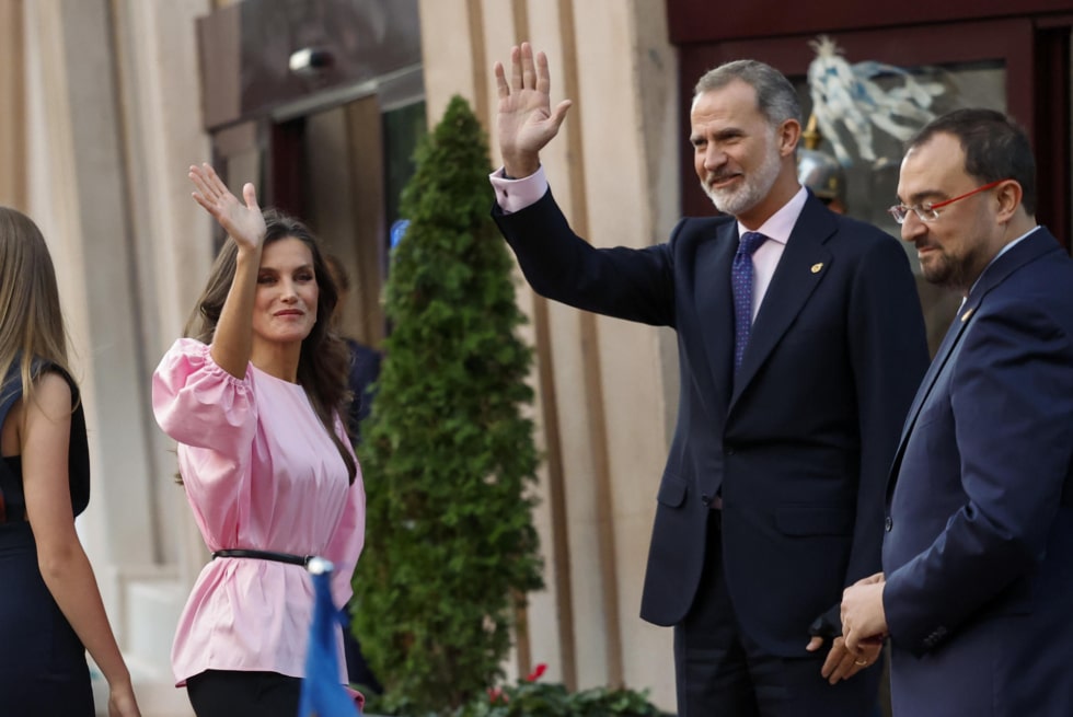 Los reyes, junto al presidente del Principado de Asturias, saludan a su llegada al concierto