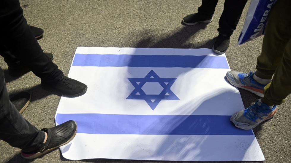Militantes de Hizbulá pisotean la bandera israelí en una manifestación en Beirut.