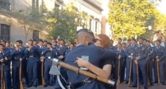 Un militar pide a su novia matrimonio en pleno desfile del 12-O