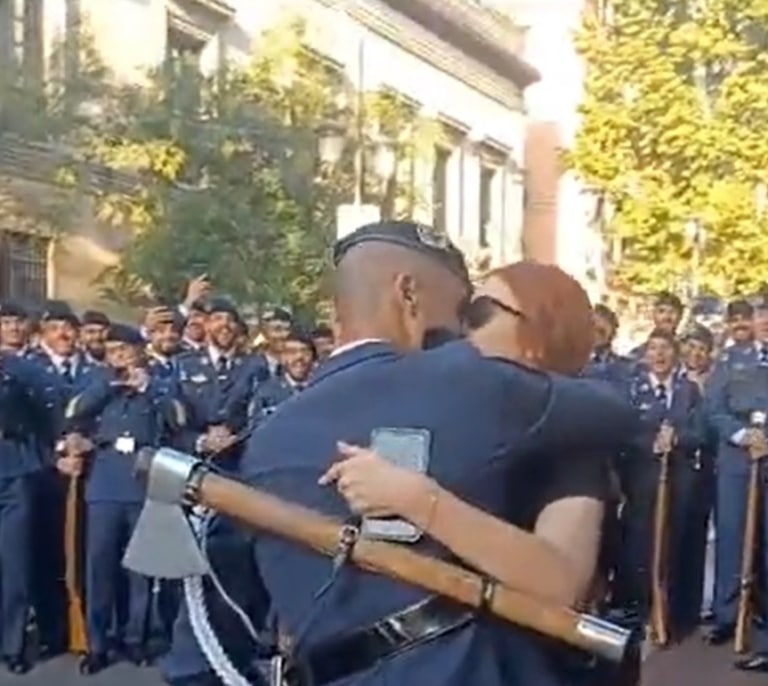 Un militar pide a su novia matrimonio en pleno desfile del 12-O