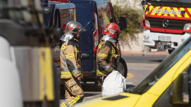 El incendio de la discoteca de Murcia en vídeos Dos bomberos durante las labores de rescate tras el incendio de la discoteca de Atalayas en Murcia