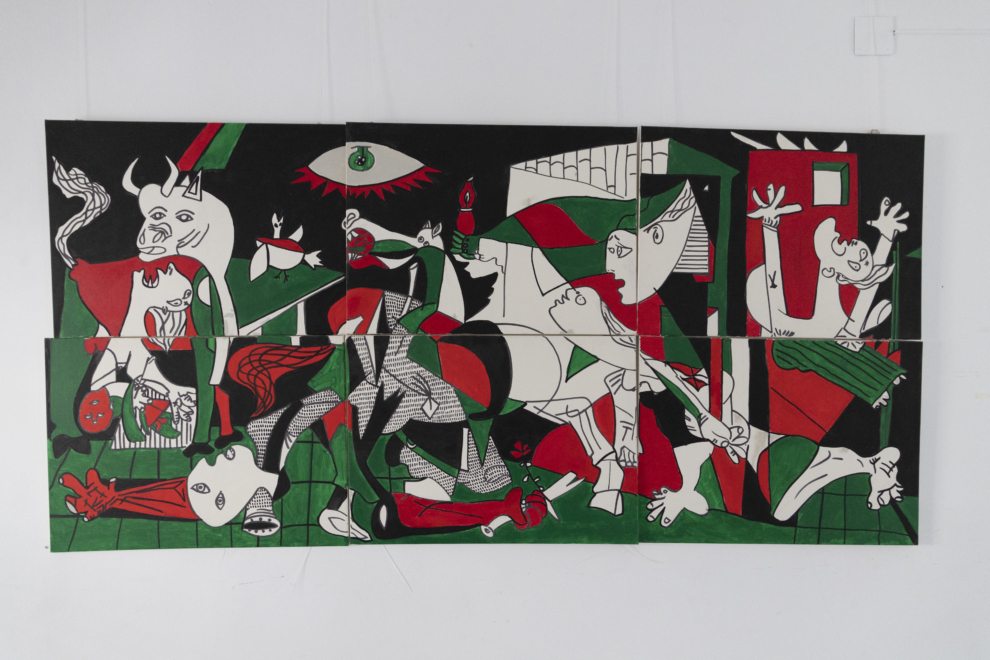 Una réplica del Guernica de Picasso que cuelga de una de las estancias de la embajada de Palestina en Madrid.