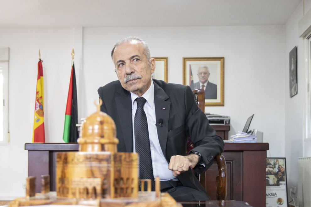 El embajador de Palestina en España, Husni Abdel Wahed, con una réplica de la mezquita de Al Aqsa de Jerusalén.