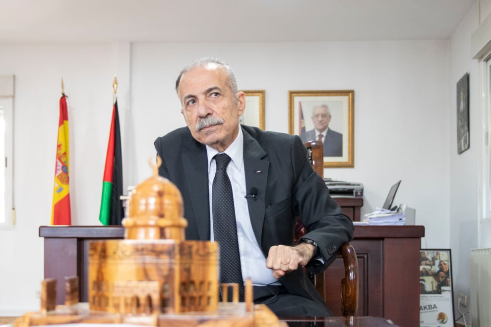 El embajador de Palestina en España, Husni Abdel Wahed, con una réplica de la mezquita de Al Aqsa de Jerusalén.