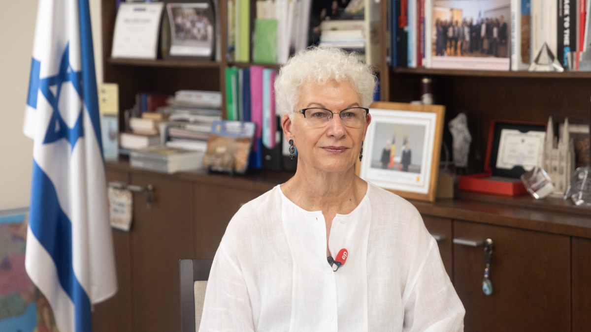 La embajadora de Israel en España, Rodica Radian-Gordon, posa tras una entrevista en la Embajada de Israel