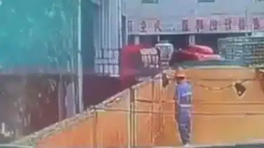Las autoridades chinas abren una investigación tras un vídeo viral de un empleado orinando en una barrica de cerveza de Tsingtao