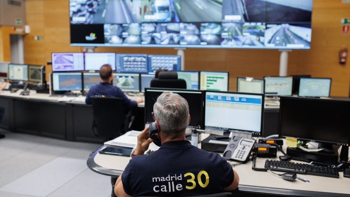 Un empleado en un simulacro en el centro de operaciones del bypass sur de la M-30, en Madrid.