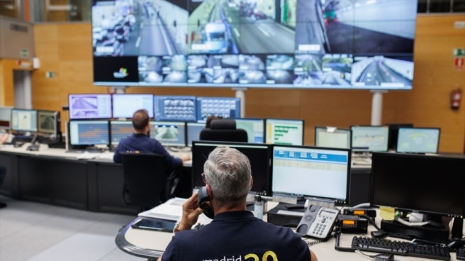 Empleados Madrid Un empleado en un simulacro en el centro de operaciones del bypass sur de la M-30, en Madrid.