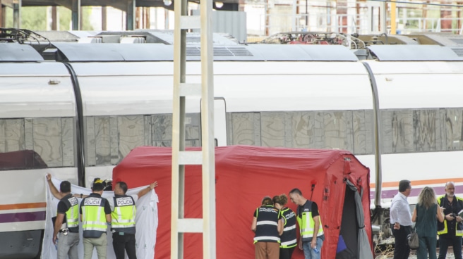 Álvaro Prieto habría muerto electrocutado el mismo día de su desaparición El cadáver encontrado este lunes entre dos vagones en las inmediaciones de la estación de Santa Justa de Sevilla, que todo apunta a que corresponde al joven Álvaro Prieto, desaparecido el jueves, ha sido levantado sobre las 15.30 horas por orden de la comisión judicial enviada por el Juzgado que lleva el caso.