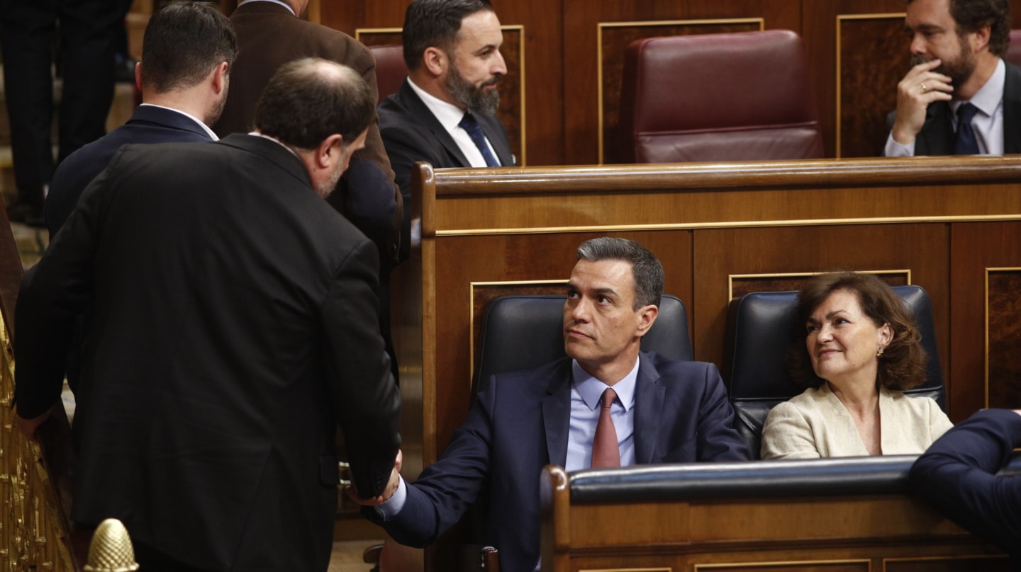 El preso y exvicepresidente de la Generalitat, Oriol Junqueras (i) saluda al presidente del Gobierno en funciones, Pedro Sánchez (d) a su llegada a la sesión constitutiva de la nueva Cámara Baja. 21 mayo 2019, Esquerra Republicana Eduardo Parra / Europa Press (Foto de ARCHIVO) 21/5/2019