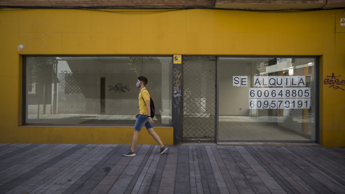 Local en alquiler en una calle peatonal de Sevilla.