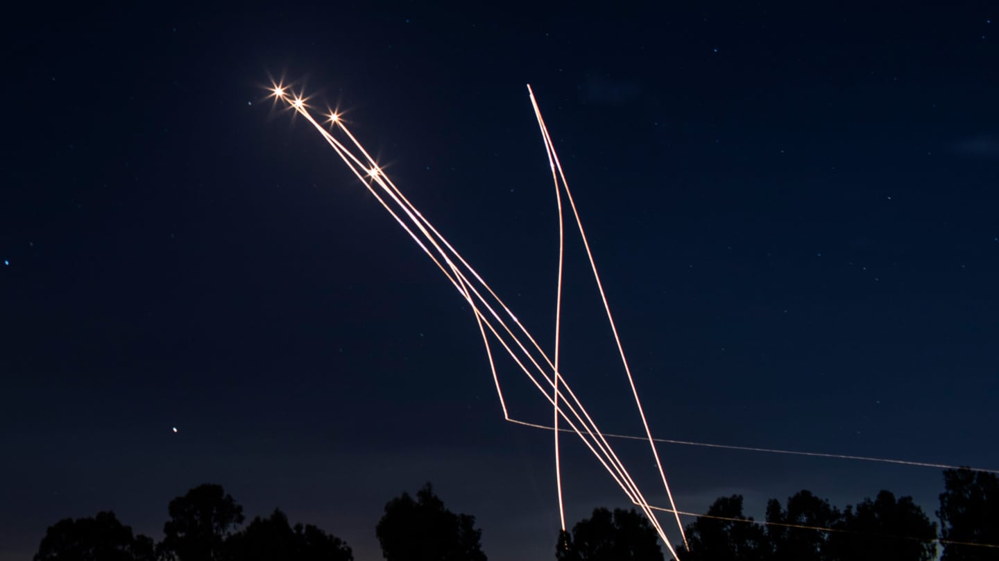 Misiles israelíes de la Cúpula de Hierro interceptan cohetes lanzados desde Gaza en 2021