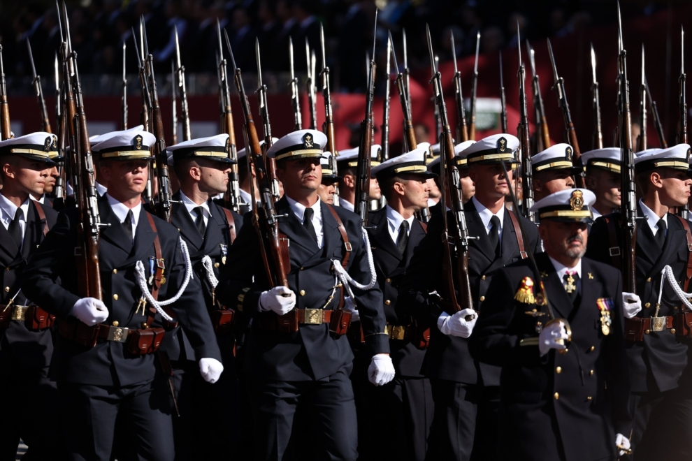 Guardiamarinas de la Armada desfilan durante el Día de la Hispanidad, sabiendo por qué se celebra el 12 de octubre