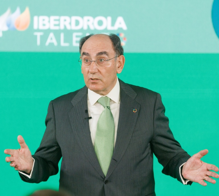 La 'tómbola' de Galán en la junta de Iberdrola: sorteo de bicis, dinero por ir y la polémica con Repsol de fondo