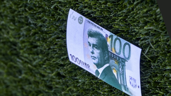 A counterfeit bill thrown at a football match because of the Negreira case