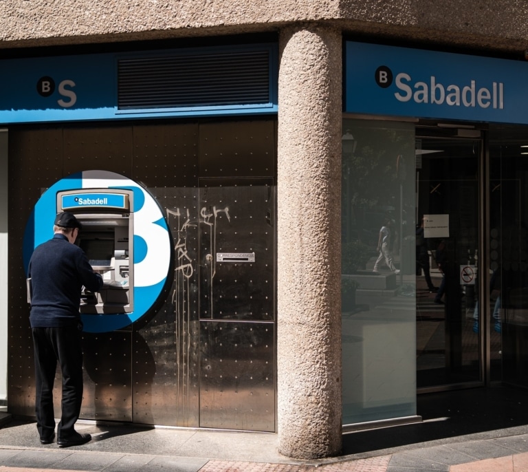Sabadell aviva la 'guerra' del pasivo y extiende hasta final de enero la remuneración promocional del 6% de su cuenta online