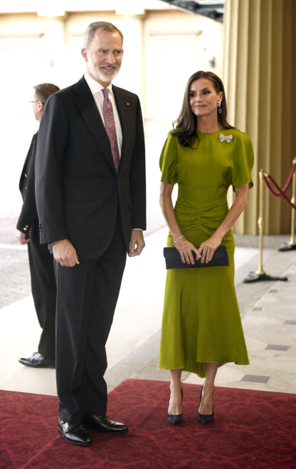 La reina Letizia con un vestido de Victoria Beckham en Londres, durante las celebraciones por la coronación de Carlos III