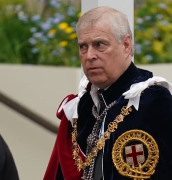 La policía británica detiene al expríncipe Andrés, hermano de Carlos III, por [...]