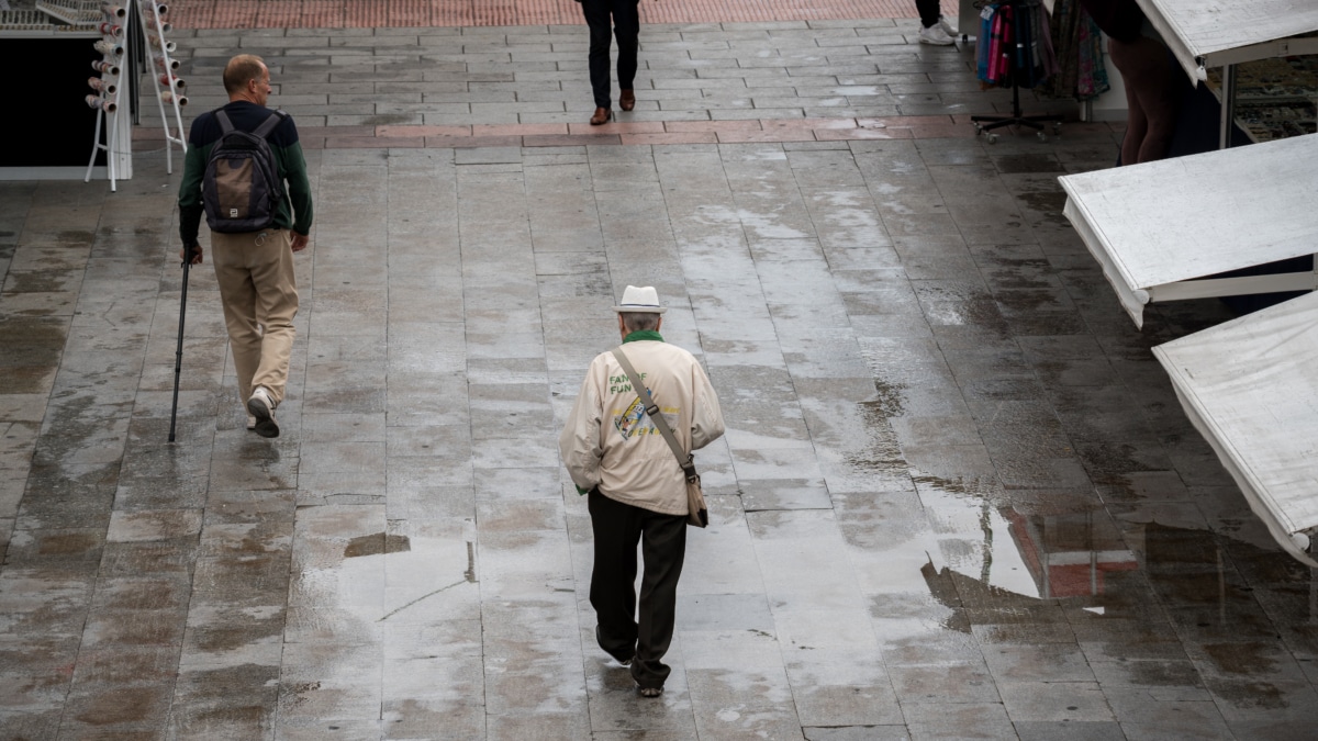 Un hombre paseando en Madrid