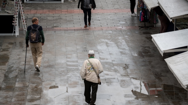 Un hombre paseando en Madrid Un hombre paseando en Madrid