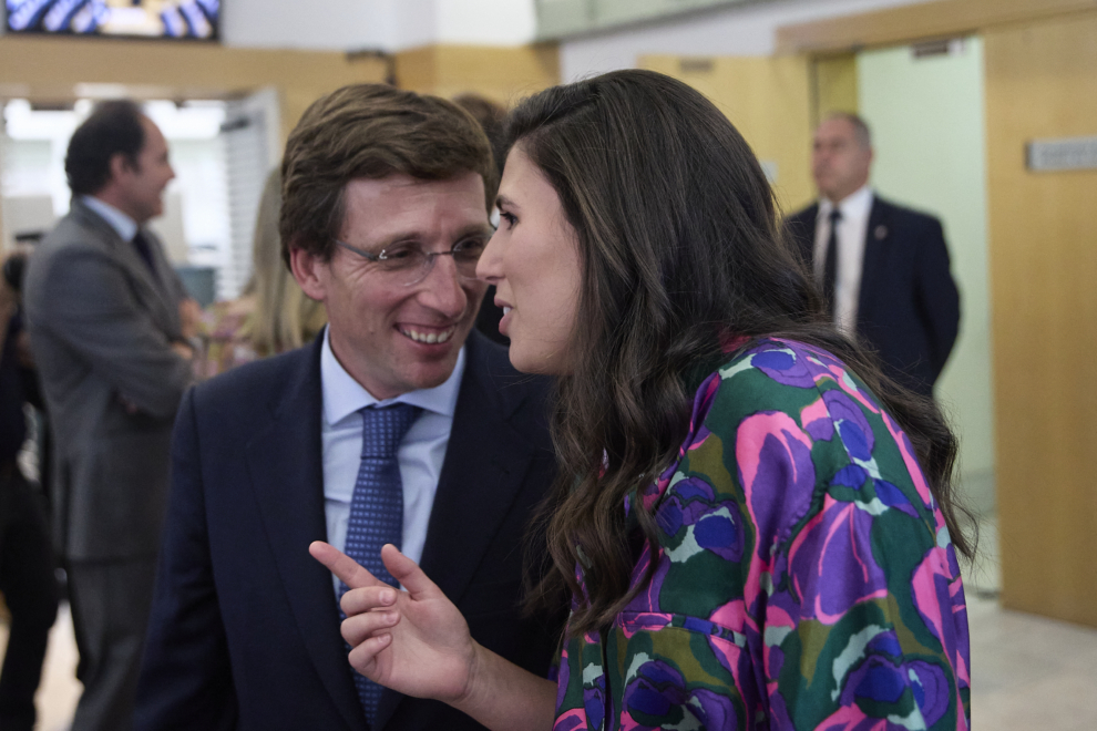 El alcalde de Madrid, José Luis Martínez-Almeida (PP) junto a Teresa Urquijo y Moreno en la sesión de constitución del Ayuntamiento de Madrid del pasado mes de junio